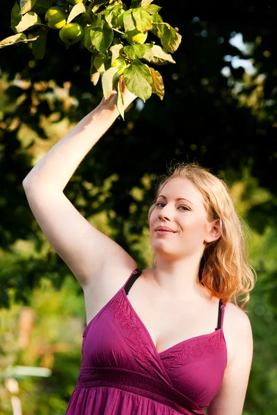 Kvinna trädgårdsmästare stretching henne — Stockfoto
