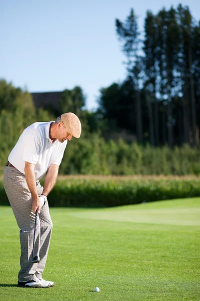 Kıdemli golfçü bir golf yapıyor — Stok fotoğraf