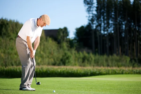 Senior golfer doen een golf — Stockfoto