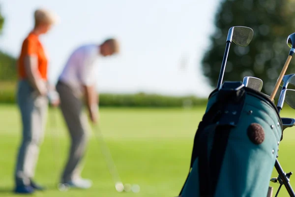 Üst düzey iki golf oynarken bir — Stok fotoğraf