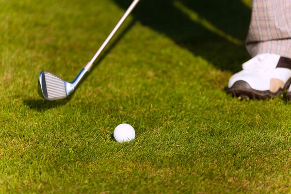 Senior golfer doen een golf — Stockfoto