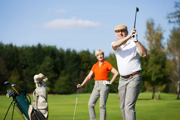 Casal sênior jogando golfe em um — Fotografia de Stock
