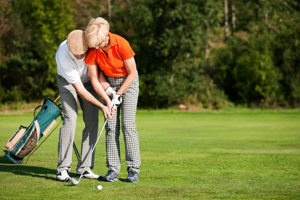 Couple âgé jouant au golf sur un — Photo