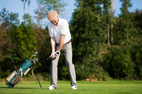 Senior golfspelare gör en golf — Stockfoto