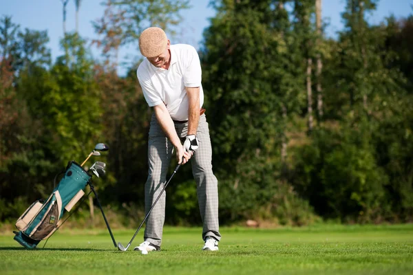 Golfista senior haciendo un golf —  Fotos de Stock