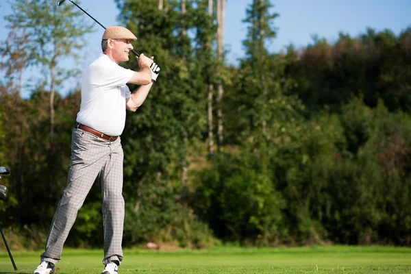 Senior golfspelare gör en golf — Stockfoto