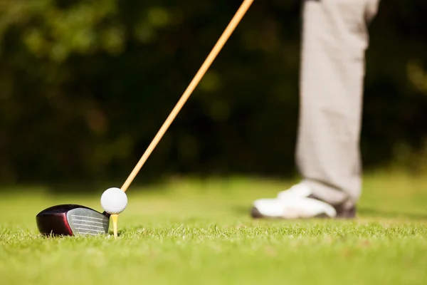 Golfista sênior fazendo um golfe — Fotografia de Stock