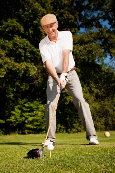 Starszy zawodnik robi golf — Zdjęcie stockowe