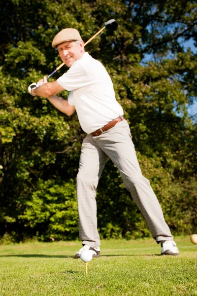 Старший гольф робить гольф — стокове фото