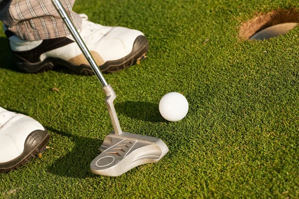 Jucător de golf care încearcă tee — Fotografie, imagine de stoc