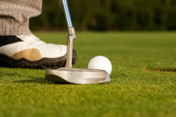 Golfspieler beim Abschlag — Stockfoto