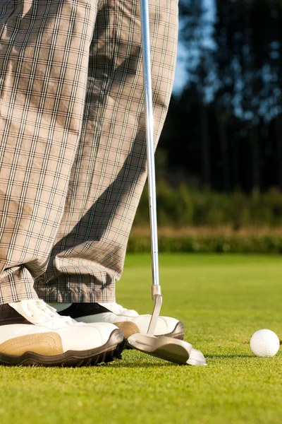 Golf gracz próbuje tee — Zdjęcie stockowe