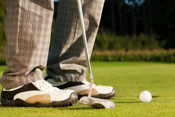 Golfspeler probeert de tee — Stockfoto