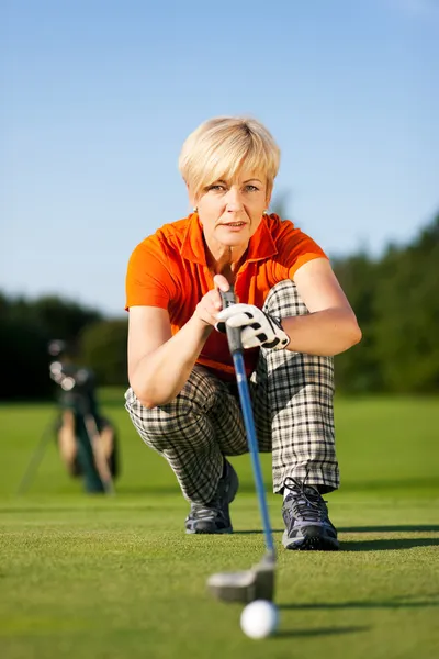 Seniorin spielt Golf — Stockfoto