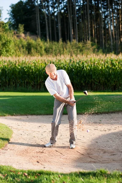 Kıdemli golfçü bir golf yapıyor — Stok fotoğraf