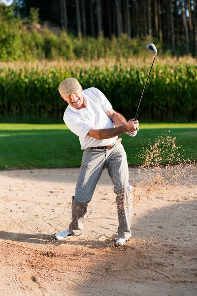 Golfeur senior faisant un golf — Photo
