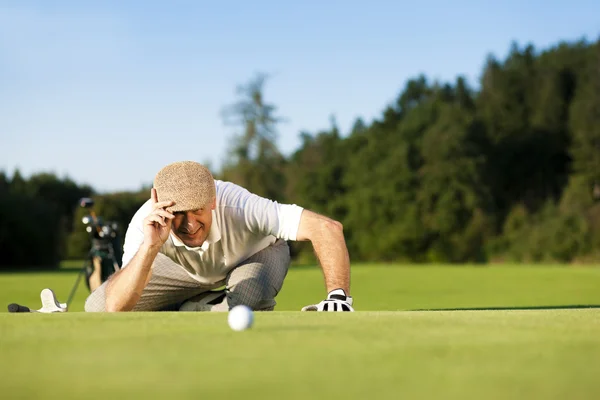 Senior homme jouant au golf visant — Photo