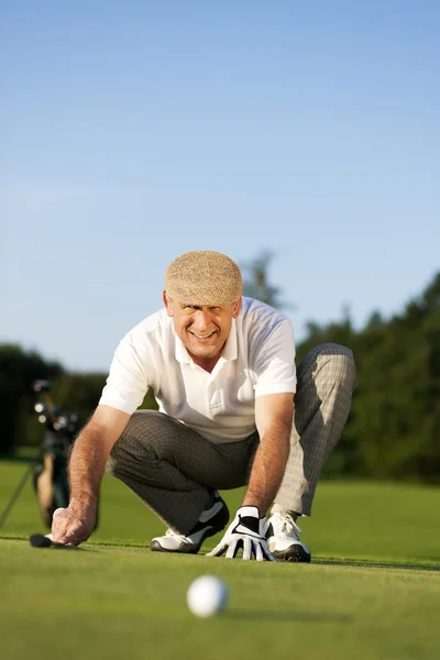 Starší muž hrát golf zaměřené — Stock fotografie