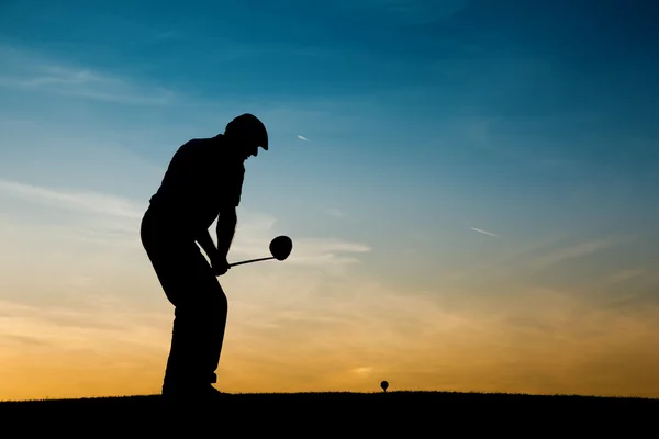 Ανώτερος άνθρωπος, παίζει γκολφ — Φωτογραφία Αρχείου