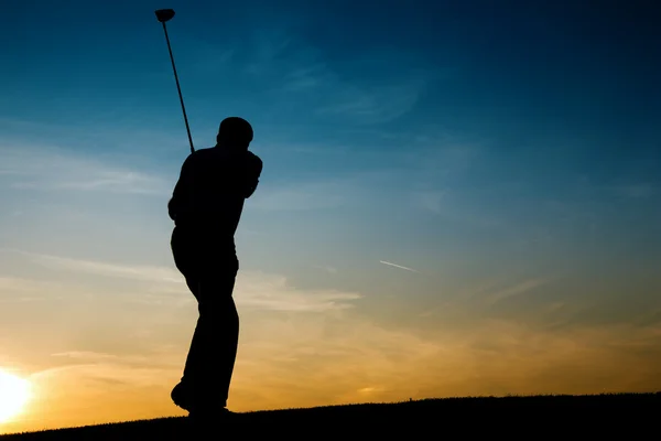 Старший чоловік грає в гольф — стокове фото