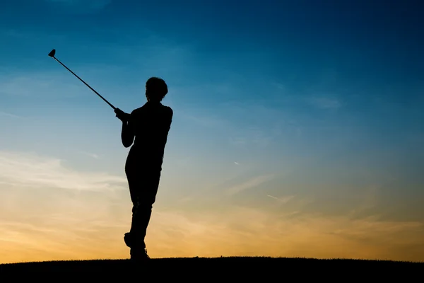 Senior man golfen — Stockfoto