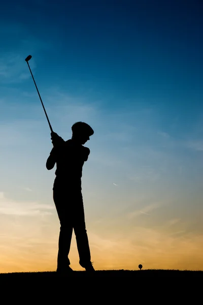 Homem sênior jogando golfe — Fotografia de Stock
