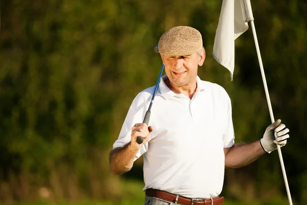 Homme âgé jouant au golf — Photo