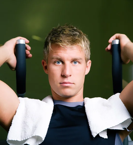 Mann trainiert im Fitnessstudio auf — Stockfoto