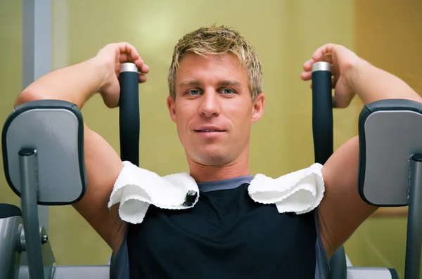 Mann trainiert im Fitnessstudio auf — Stockfoto