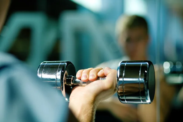 Young with dumbbells, seeing — Stock Photo, Image