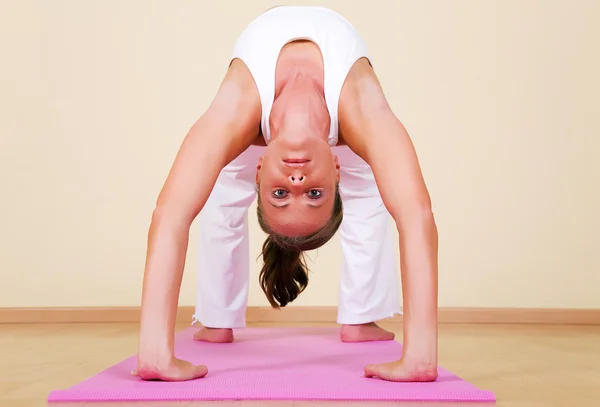 Genç kadın bir yoga — Stok fotoğraf