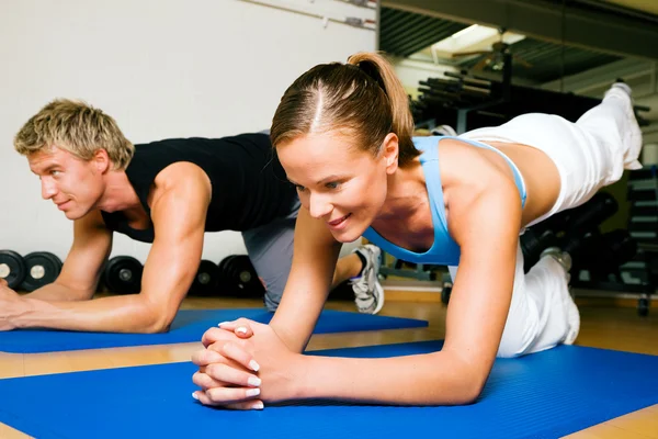 Para w siłowni wykonywania — Zdjęcie stockowe