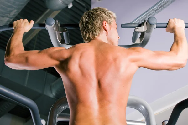 Strong man doing pull-ups on a — Stock Photo, Image