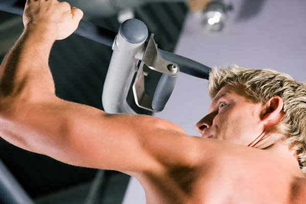 Strong man doing pull-ups on a — Stock Photo, Image