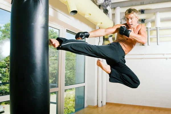 Kickboxer patadas — Foto de Stock