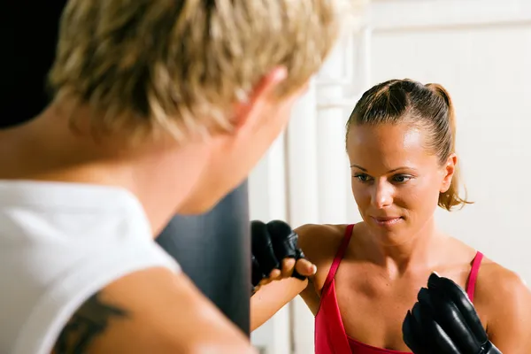 (男性と女性のボクシング カップル) — ストック写真