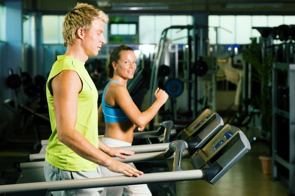 Couple in a gym working out on — Stock Photo, Image