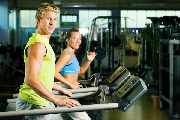 Paar im Fitnessstudio trainiert auf — Stockfoto