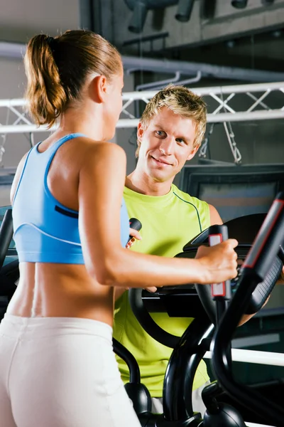Paar im Fitnessstudio trainiert auf — Stockfoto