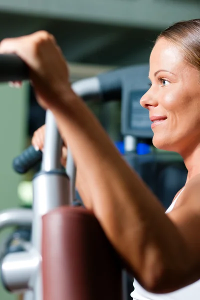 Vrouw doen fitnesstraining — Stockfoto