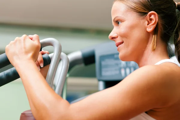 Žena, která dělá fitness trénink — Stock fotografie