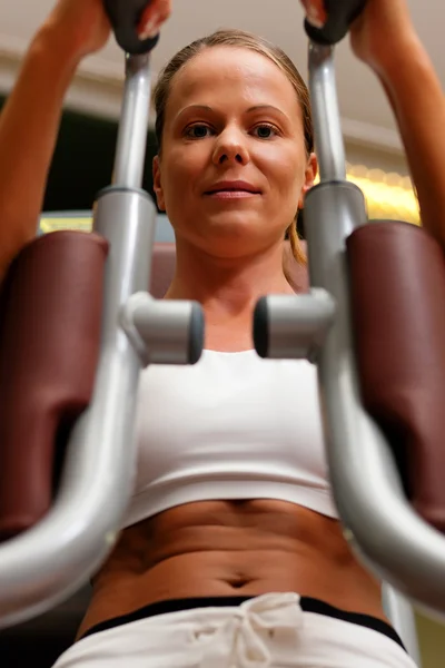 Donna che fa allenamento fitness — Foto Stock