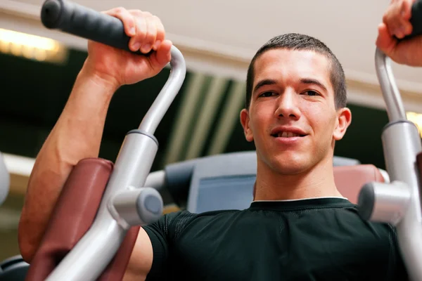 Homem fazendo treinamento de fitness em um — Fotografia de Stock