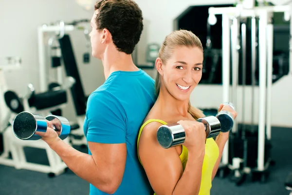 Couple in the gym, rivaling each — Stock Photo, Image