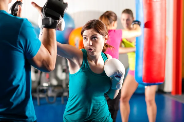 Mujer Kick boxeador pateándola — Foto de Stock