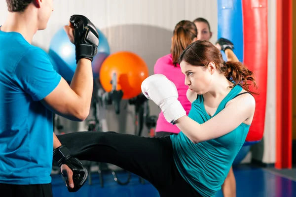 彼女を蹴る女性キック ボクサー — ストック写真