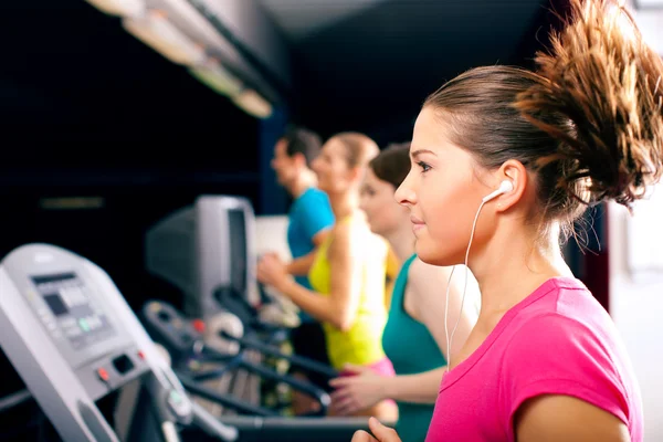 Laufen auf Laufband im Fitnessstudio — Stockfoto