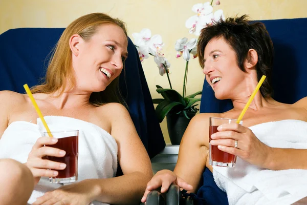 Two women relaxing on beds in — Stock Photo, Image