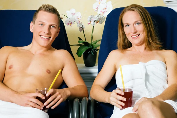 Casal masculino e feminino relaxante — Fotografia de Stock