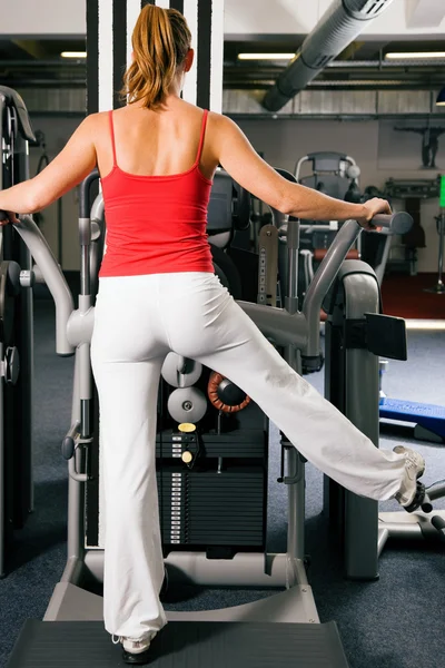 Young woman exercising at a — Stock Photo, Image